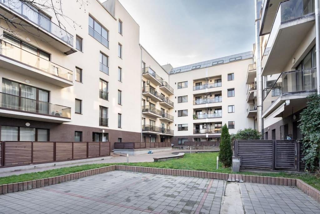 Vivando - Scandic Ap E - Parking Boekarest Buitenkant foto
